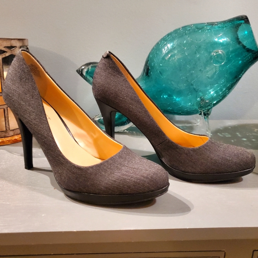 New Nine West Gray Heels | Size 7.5